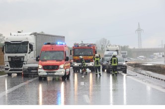 Einsatzfoto fib VU Starkregen A94 Obertaufkirchen Taxi 8169.jpg