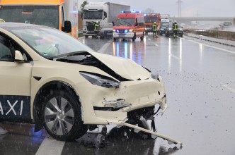 Einsatzfoto fib VU Starkregen A94 Obertaufkirchen Taxi 8161.jpg